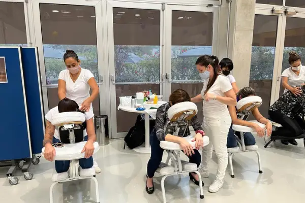 10 Benefícios Surpreendentes da Quick Massage no Ambiente Corporativo